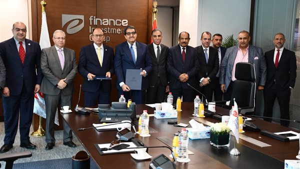 جانب من التوقيع 