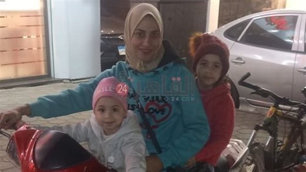 أحلام مع ابنتيها