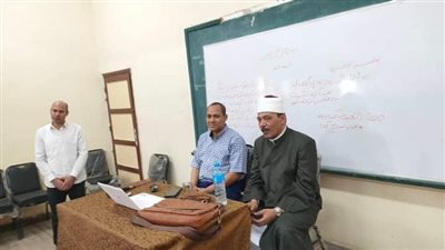  الدراسة مجانية ولكل الفئات.. وكيل منطقة سوهاج الأزهرية يتفقد فعاليات رواق العلوم العربية والشرعية