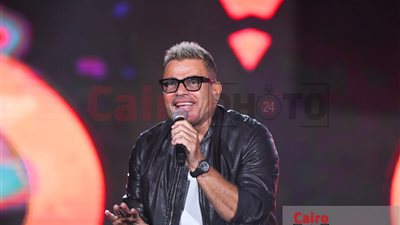 حشد جماهيري وغناء شكرا من هنا لبكره.. عمرو دياب يتألق في حفل الجامعة الأمريكية | صور