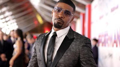 والدي خرج من المستشفى منذ أسابيع.. ابنة جيمي فوكس تكذب وسائل الإعلام