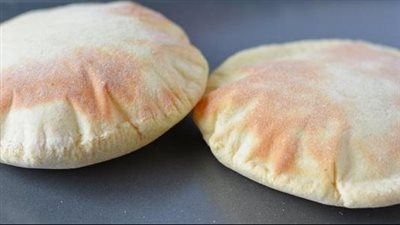 طريقة عمل العيش الشامي للشيف هالة.. وصفة خبز المطاعم | فيديو