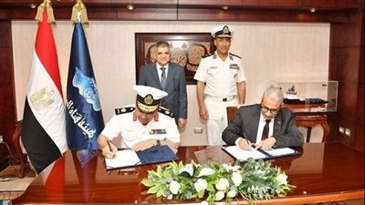 هيئة قناة السويس وجهاز الصناعات البحرية يوقعان عقدا لتوريد لنشي قاطرة بترسانة الإسكندرية