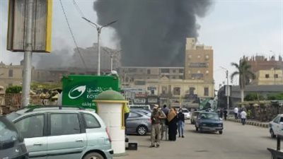 حريق يلتهم أكبر معرض للأدوات المنزلية والملابس ببني سويف | بث مباشر