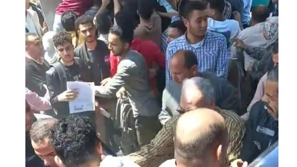 تكدس وإغماء بين الطلاب