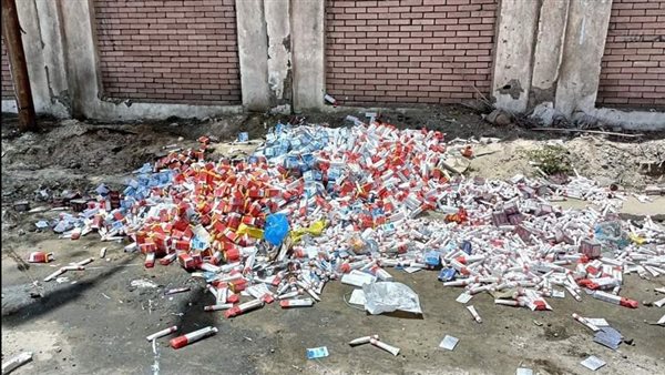 علب أدوية ملقاة علي