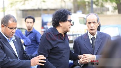 محمد منير ضمن أول الحضور لتقديم العزاء في الراحل محمود بكري 