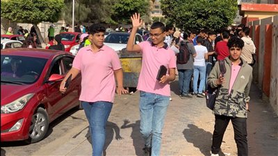 توافد طلاب الثانوية العامة على اللجان لأداء امتحاني الفيزياء والتاريخ 