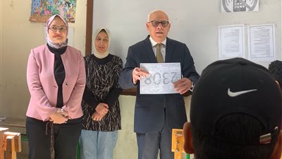 ركزوا في الإجابات.. محافظ بورسعيد يتفقد لجان امتحانات الشهادة الإعدادية