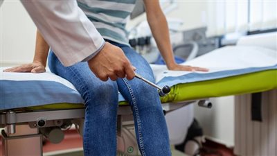 تمارين ممنوعة لمرضى خشونة الركبة.. أحذر حمل الأثقال والأحذية الكعب