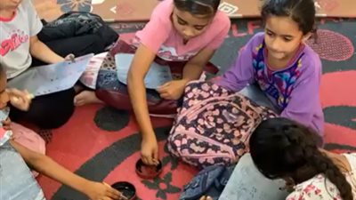 بالمحبرة والألواح الخشبية.. شاب يحفظ الطلاب القرآن الكريم بالطرق التقليدية: فيها بركة | بث مباشر 