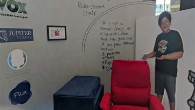 رفضته أكثر من روضة أطفال│ حسن مصاب بالتوحد يخترع كرسي سينما متطور.. ووالدته: تقدر تطلب أي شيء بزرار