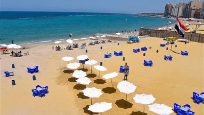 استعدادا للصيف.. محافظ الإسكندرية يتفقد شاطئ البوريفاچ بعد تجديده