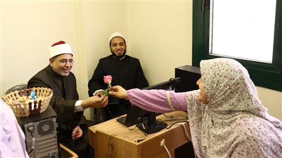 رئيس جامعة الأزهر يشيد بطالبات كلية التمريض خلال تفقده امتحان القرآن الكريم.. ويوزع الورد والشيكولاتة