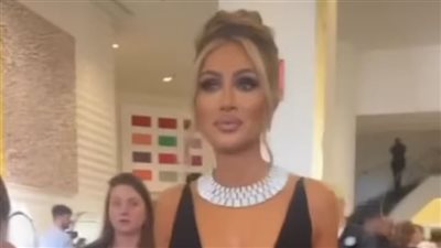 بفستان مفتوح الصدر.. مايا دياب تظهر بإطلالة جريئة في مهرجان كان السينمائي