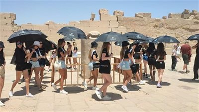 سر الجعران الذي يطوف حوله الساسة والمشاهير لتحقيق أمانيهم بمعابد الكرنك بالأقصر 