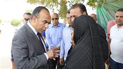 نائب محافظ المنيا يتابع أعمال رفع القمامة من الشوارع ويستجيب لطلبات الأهالي 