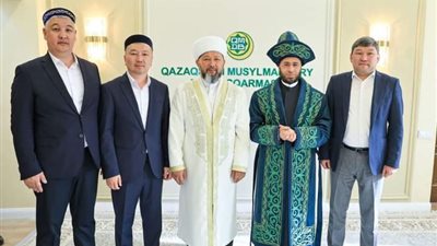 مفتي كازاخستان يُهدي الدكتور أسامة الأزهري زي الشابان التقليدي تقديرًا لزيارته للبلاد