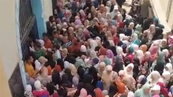 تكدس الطالبات أمام