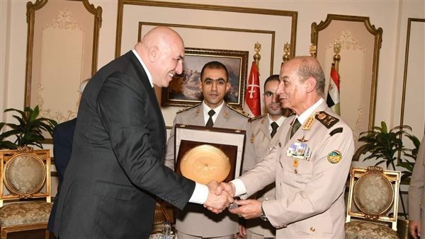 وزير الدفاع يلتقى