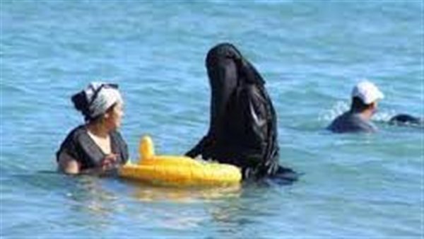 نزول المنتقبات البحر