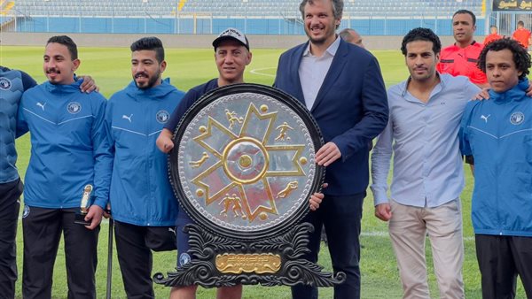 بيراميدز يكرم فريق