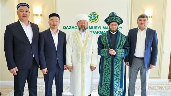 مفتي كازاخستان يُهدي