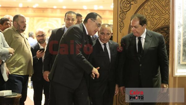 رئيس الوزراء يؤدي