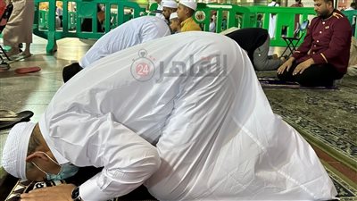 أصلي أينما أدركتني الصلاة.. مدير السكرتارية الخاصة لشيخ الأزهر يحكي موقفا مؤثرا له بالمسجد النبوي