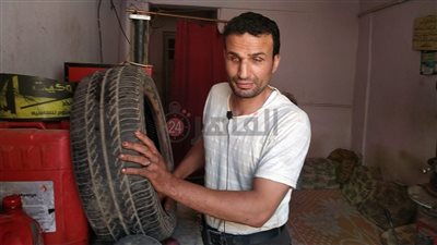 شاب كفيف يعمل صنايعي كاوتش بالمنوفية: بتعرض للتنمر.. ونفسي أفتح ورشة في مكان حيوي