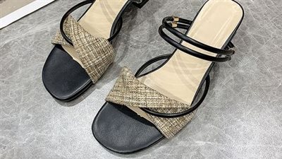 داعية إسلامية تحسم الجدل حول حكم لبس المرأة للصندل