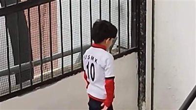 اللهم احفظه لوالديه.. طفل جزائري يحرص على الصلاة أثناء إحدى المباريات | فيديو