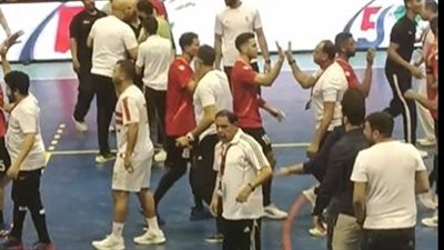 احتفالات نارية بتقدم الزمالك على الأهلي في الشوط الأول بنهائي كأس الكؤوس الإفريقية لكرة اليد | بث مباشر