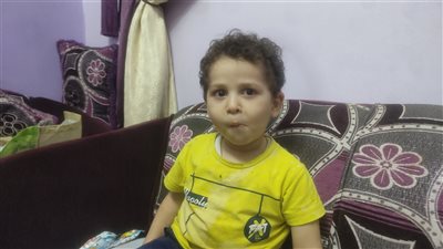 أنقذوا ريان.. طفل بالمنوفية يعاني من مرض العظم الزجاجي وتعرض للكسر 51 مرة | صور
