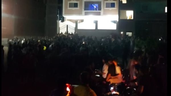 أهالي القرية ينتظرون