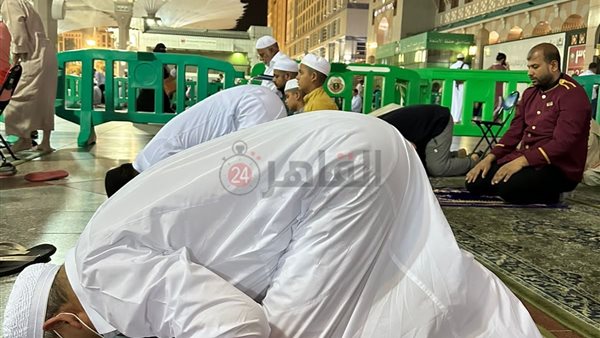 شيخ الأزهر يصلي العشاء