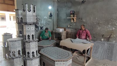 شغلهم يزين القصور.. ساقية المنقدي بالمنوفية قلعة صناعة الصدف والأرابيسك على مستوى العالم| فيديو