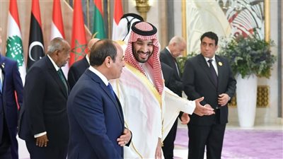 على هامش القمة.. السيسي يلتقي ولي العهد السعودي لبحث تعزيز العلاقات والشراكة بين البلدين