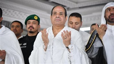 الرئيس السيسي يؤدي مناسك العمرة على هامش مشاركته بالقمة العربية | صور