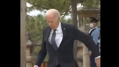 تعثر الرئيس الأمريكي أثناء نزوله درج سلم في قمة مجموعة السبع اليابان | فيديو 