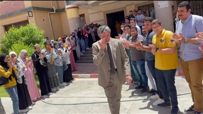 بالورود.. طلاب جنوب الوادي ينظمون ممرًا شرفيًا لأستاذ جامعي بعد نقله