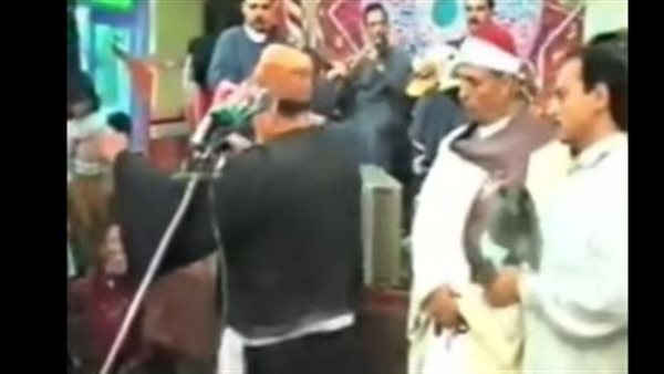 مرتدي الزي الأزهري