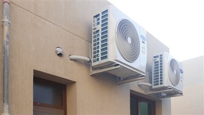 حبس شخص سنة لاستيلائه على 21 جهاز تكييف من شركة بأمر توريد مزور