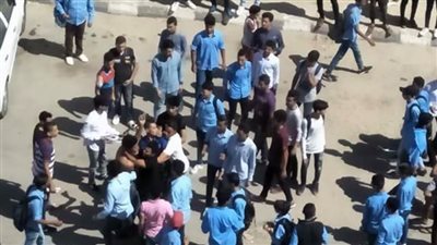 شدوا عليهم في الامتحانات.. ضبط 5 طلاب لرشقهم ميكروباص المراقبين بالحجارة بسوهاج