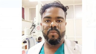 باقٍ حتى انتهاء الحرب.. طبيب سوداني يداوي جرحى ومصابي الاشتباكات منذ بدايتها دون توقف