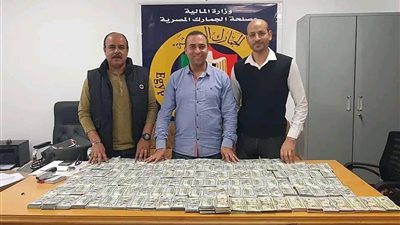 جمارك السلوم: ضبط محاولة تهريب 1.5 مليون دولار عبر تسلق الأسوار