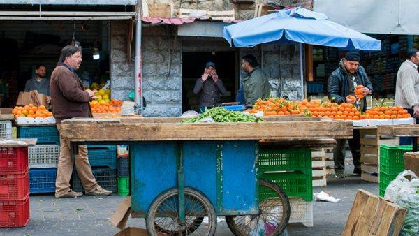 بائع فاكهة - أرشيفية