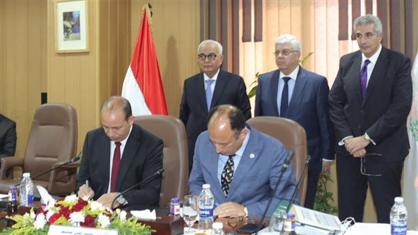 جانب من توقيع البروتوكول