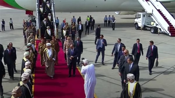 سلطان عمان يصل القاهرة
