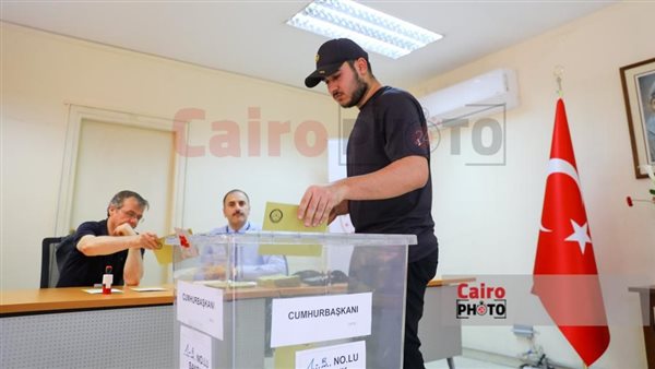 أتراك في مصر يدلون